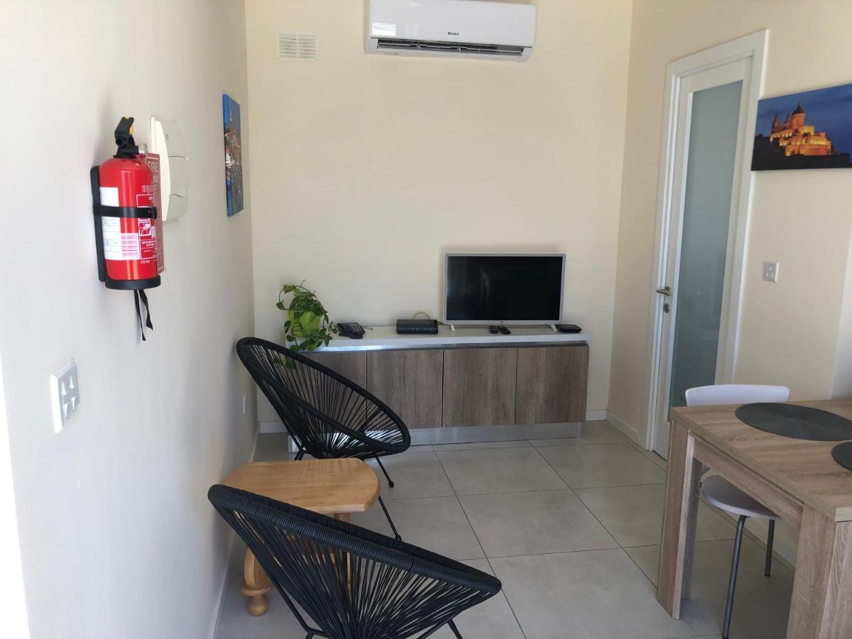 The Sea Across The Road Penthouse 5 Apartment St. Paul's Bay Exterior foto